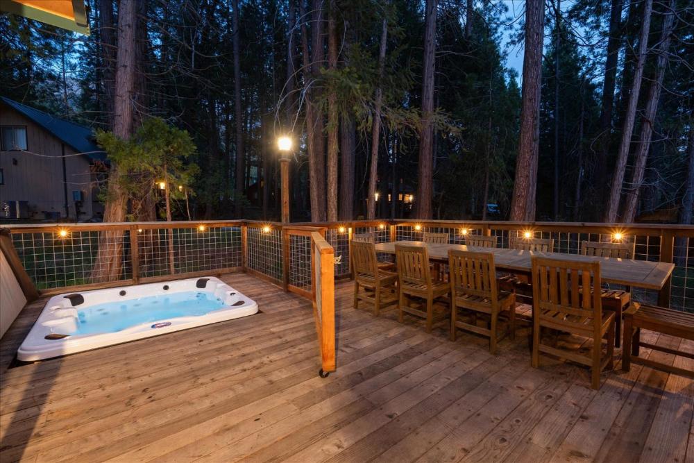 Cub House- Remodeled cabin INSIDE Yosemite with new hot tub and more